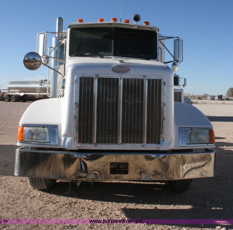 image for item G5569 1999 Peterbilt 377 semi truck