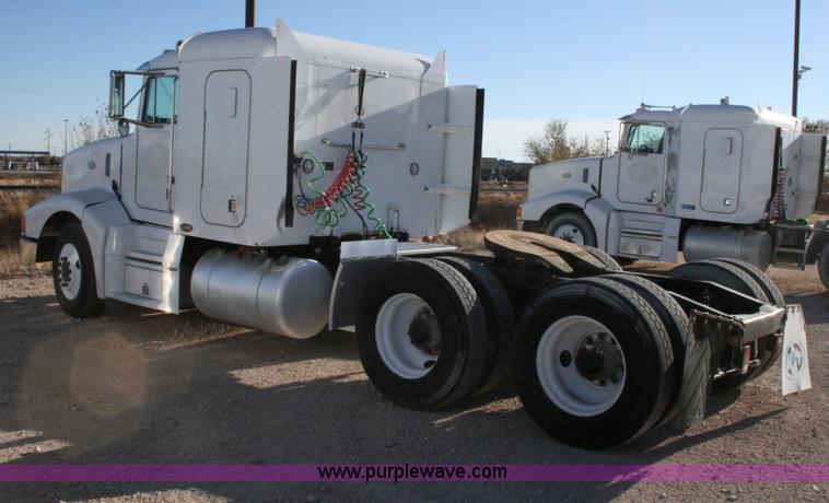 image for item G5569 1999 Peterbilt 377 semi truck