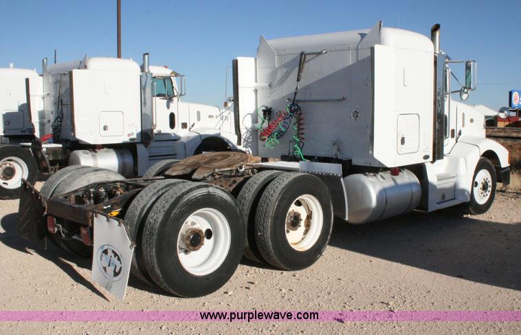 image for item G5569 1999 Peterbilt 377 semi truck