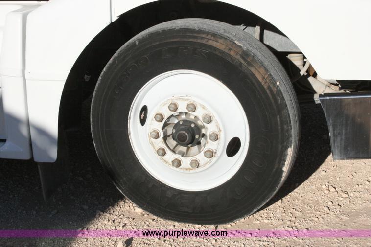 image for item G5569 1999 Peterbilt 377 semi truck