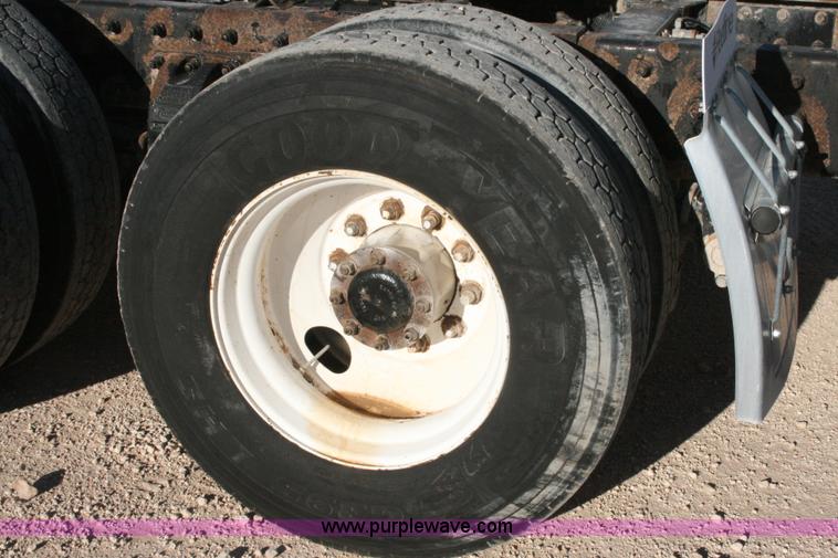 image for item G5569 1999 Peterbilt 377 semi truck