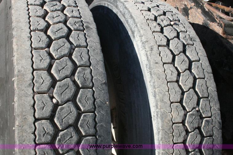 image for item G5569 1999 Peterbilt 377 semi truck