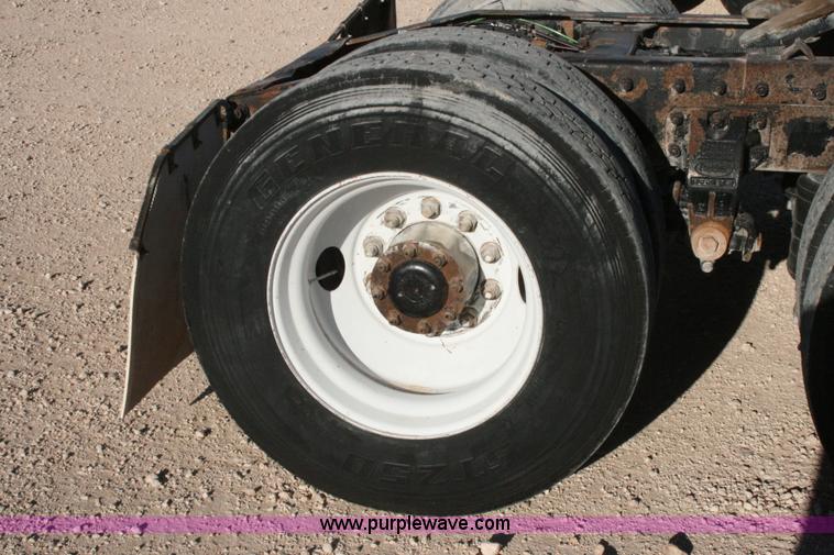 image for item G5569 1999 Peterbilt 377 semi truck