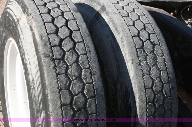 image for item G5569 1999 Peterbilt 377 semi truck