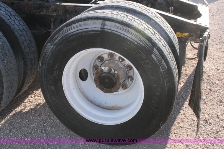 image for item G5569 1999 Peterbilt 377 semi truck