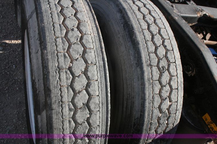 image for item G5569 1999 Peterbilt 377 semi truck