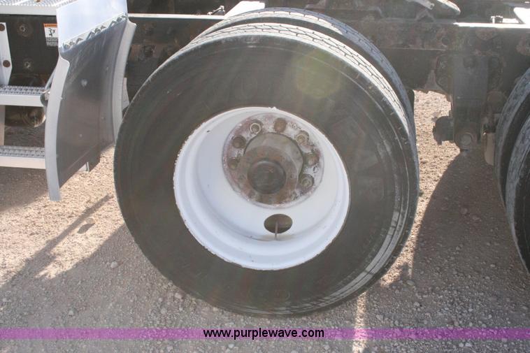 image for item G5569 1999 Peterbilt 377 semi truck