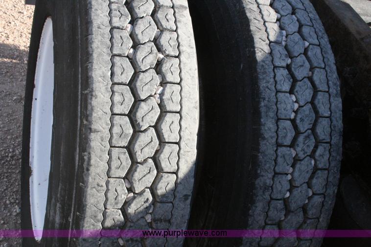 image for item G5569 1999 Peterbilt 377 semi truck