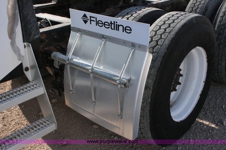 image for item G5569 1999 Peterbilt 377 semi truck