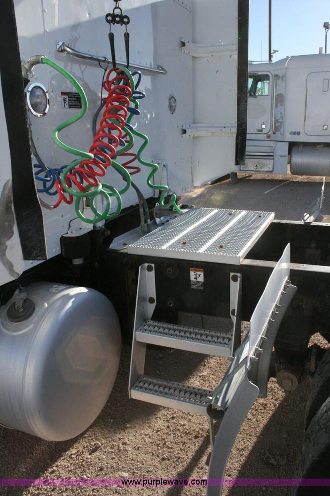 image for item G5569 1999 Peterbilt 377 semi truck