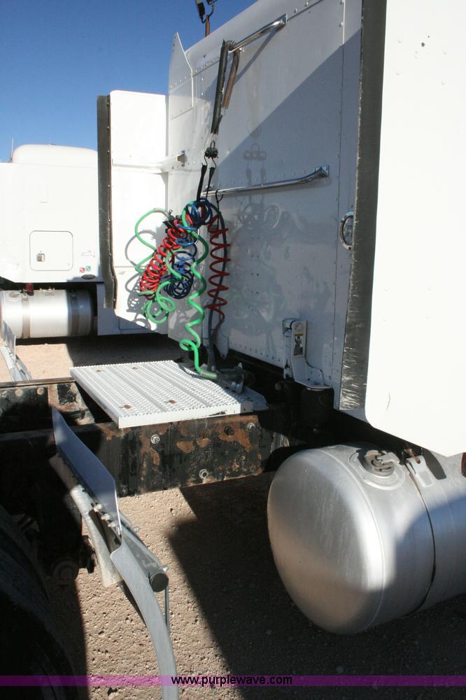 image for item G5569 1999 Peterbilt 377 semi truck