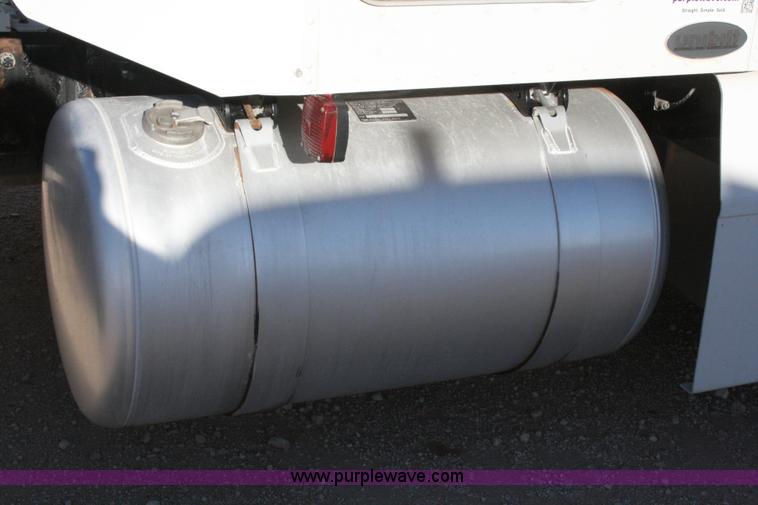 image for item G5569 1999 Peterbilt 377 semi truck