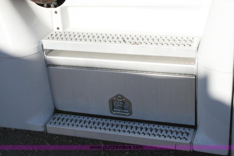 image for item G5569 1999 Peterbilt 377 semi truck