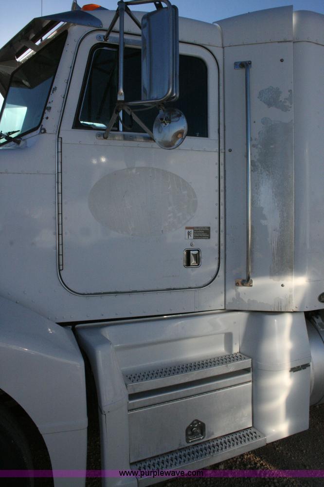 image for item G5569 1999 Peterbilt 377 semi truck
