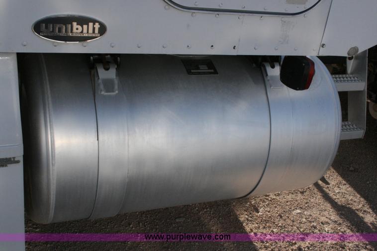 image for item G5569 1999 Peterbilt 377 semi truck