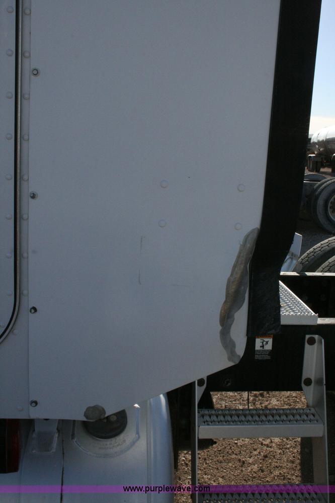 image for item G5569 1999 Peterbilt 377 semi truck