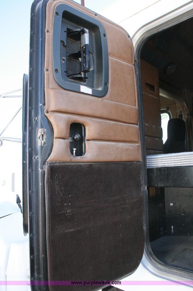 image for item G5569 1999 Peterbilt 377 semi truck