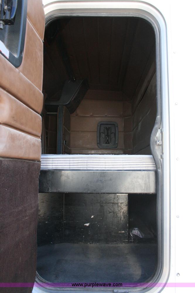 image for item G5569 1999 Peterbilt 377 semi truck