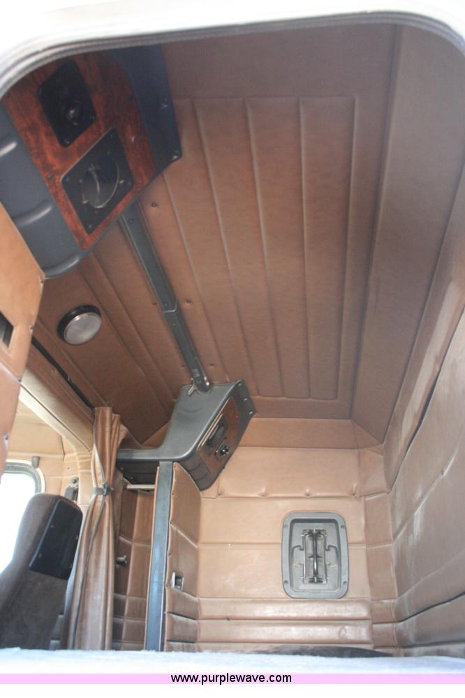 image for item G5569 1999 Peterbilt 377 semi truck