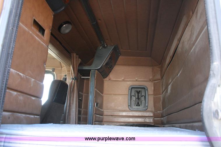 image for item G5569 1999 Peterbilt 377 semi truck