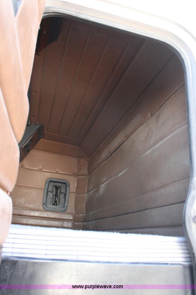 image for item G5569 1999 Peterbilt 377 semi truck