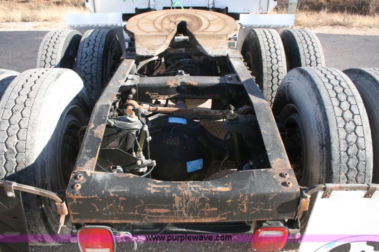 image for item G5569 1999 Peterbilt 377 semi truck