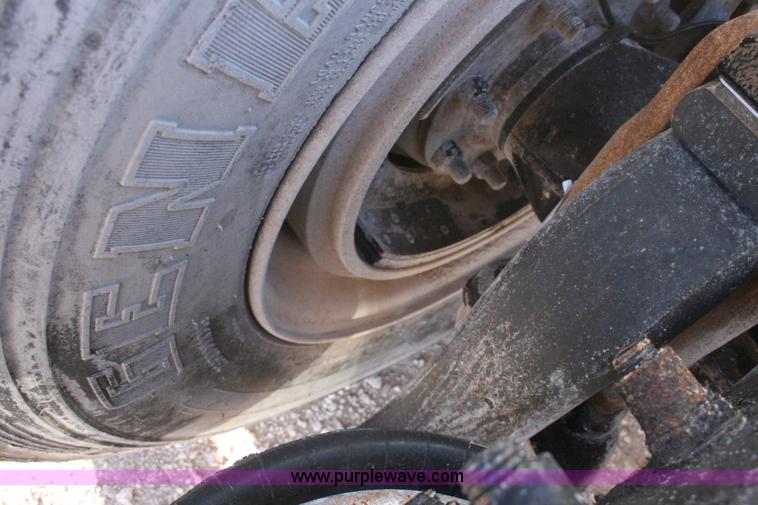 image for item G5569 1999 Peterbilt 377 semi truck