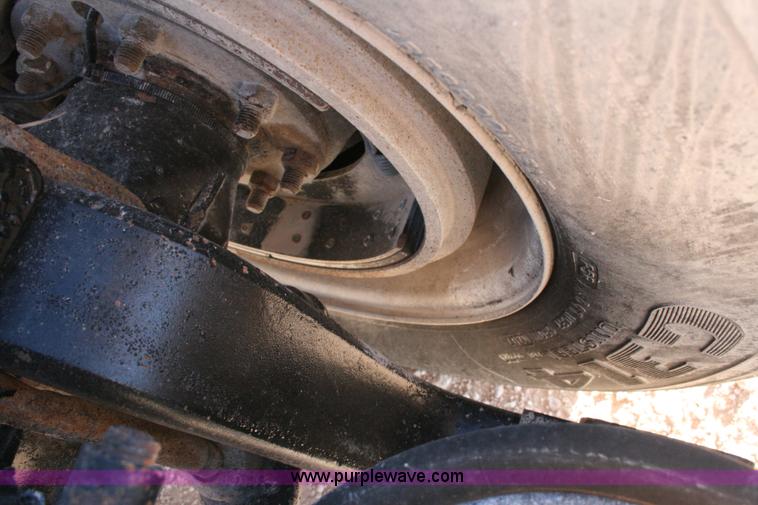 image for item G5569 1999 Peterbilt 377 semi truck