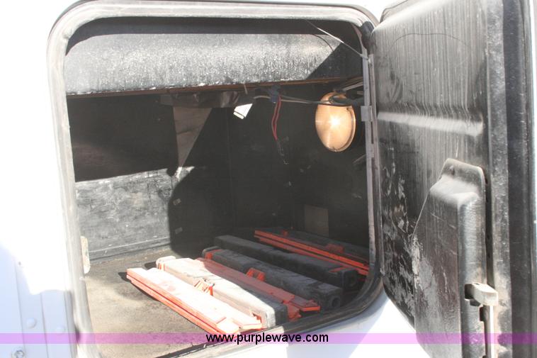 image for item G5569 1999 Peterbilt 377 semi truck