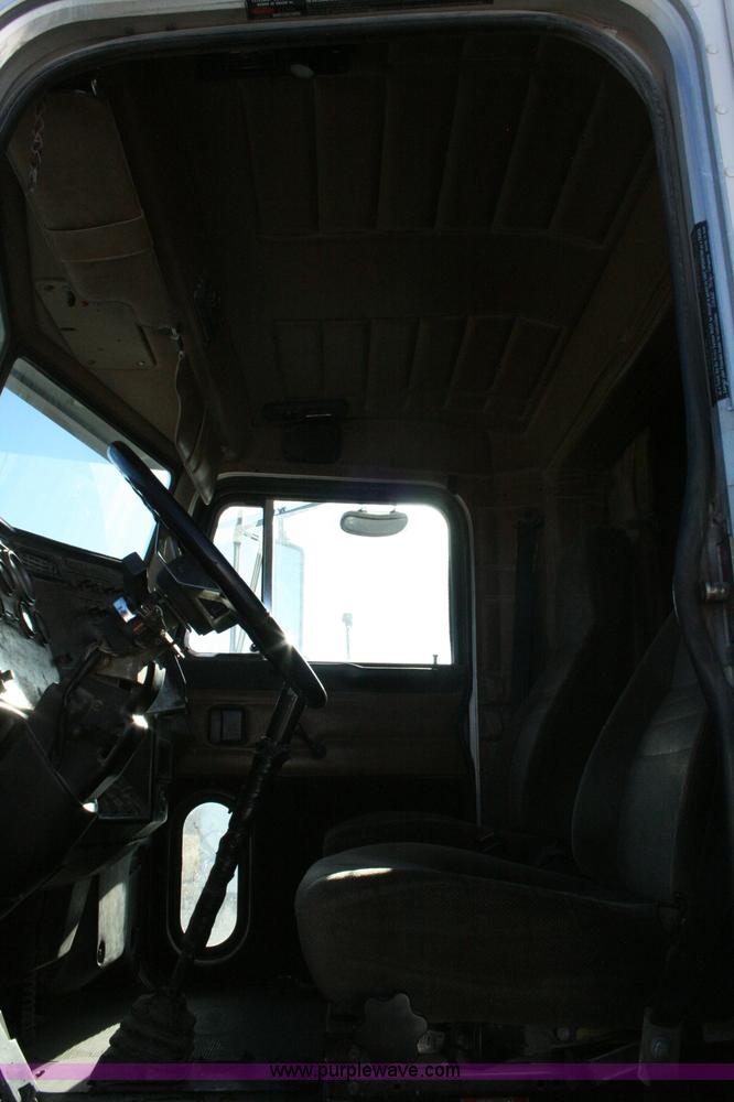 image for item G5569 1999 Peterbilt 377 semi truck