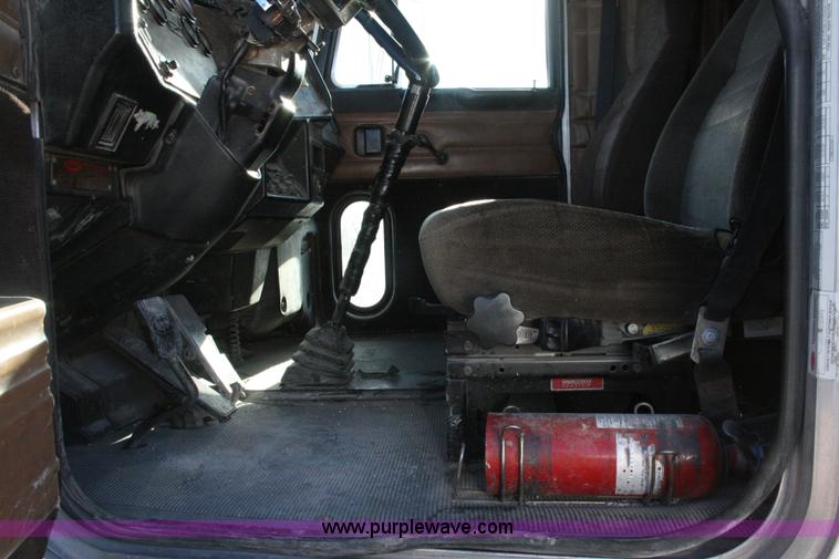 image for item G5569 1999 Peterbilt 377 semi truck