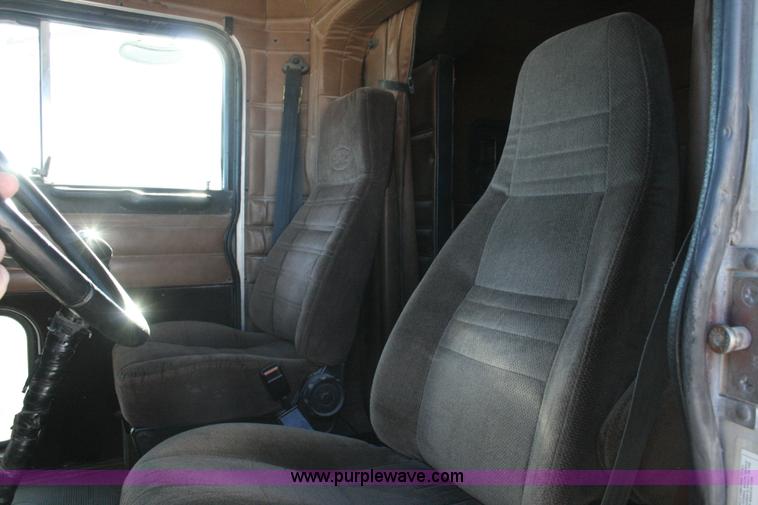 image for item G5569 1999 Peterbilt 377 semi truck