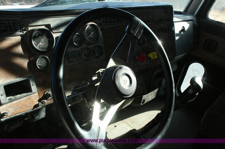 image for item G5569 1999 Peterbilt 377 semi truck