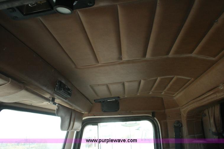 image for item G5569 1999 Peterbilt 377 semi truck