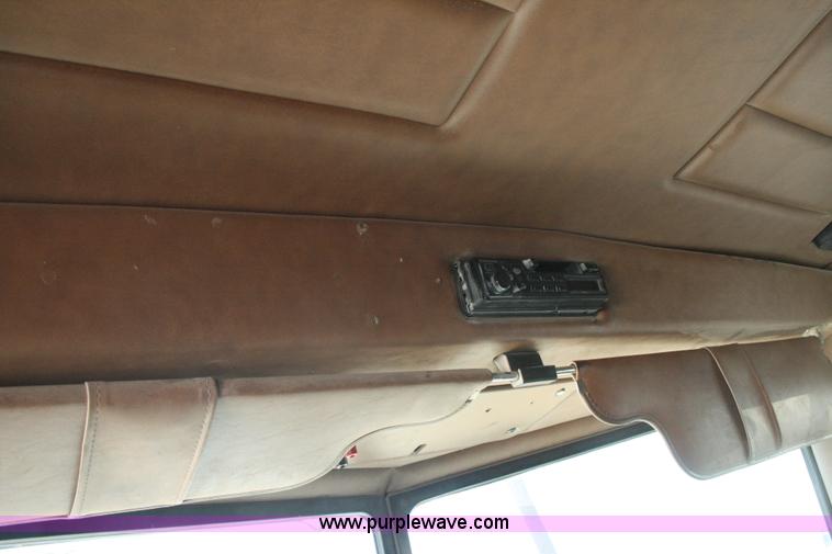 image for item G5569 1999 Peterbilt 377 semi truck