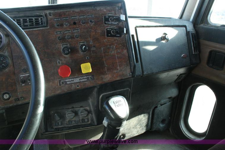 image for item G5569 1999 Peterbilt 377 semi truck