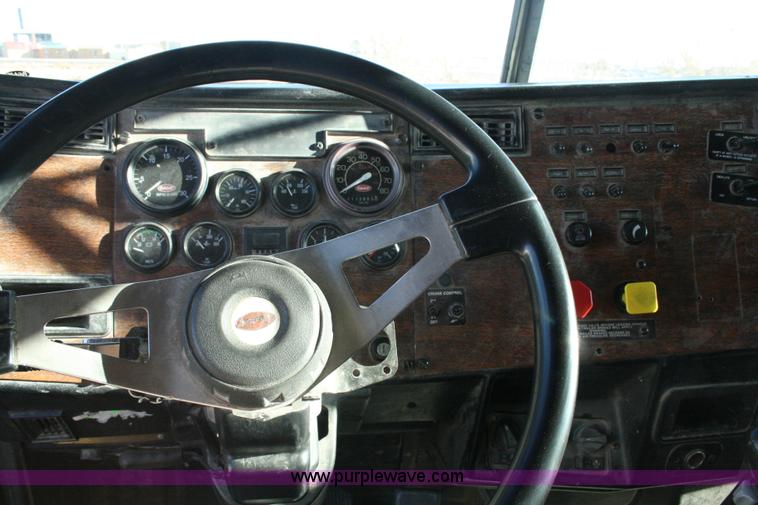 image for item G5569 1999 Peterbilt 377 semi truck