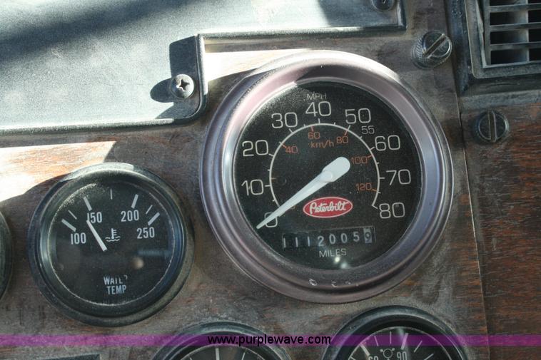 image for item G5569 1999 Peterbilt 377 semi truck
