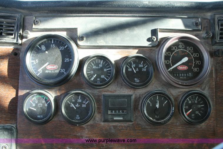 image for item G5569 1999 Peterbilt 377 semi truck