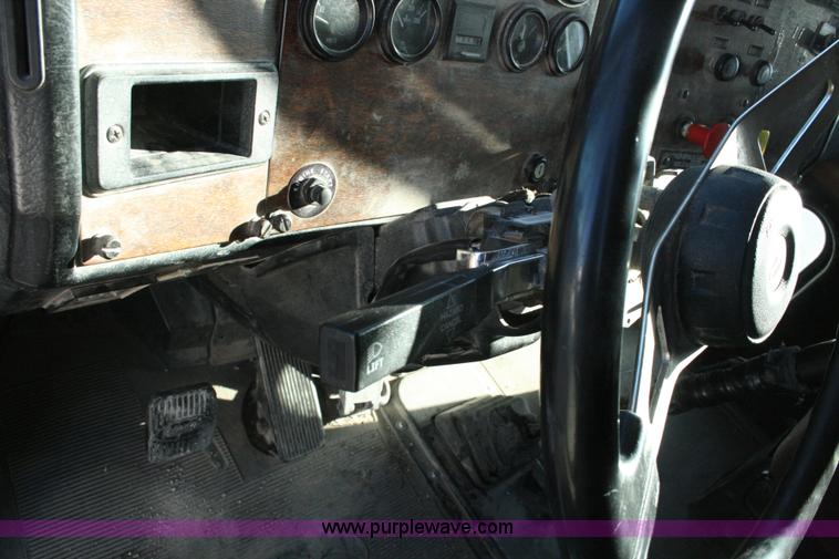 image for item G5569 1999 Peterbilt 377 semi truck