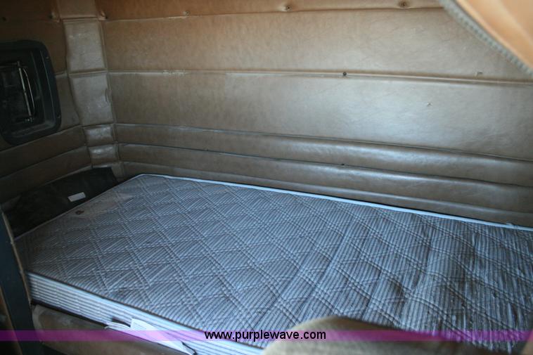 image for item G5569 1999 Peterbilt 377 semi truck