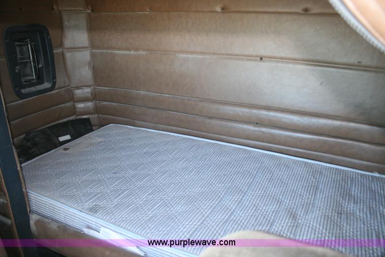 image for item G5569 1999 Peterbilt 377 semi truck