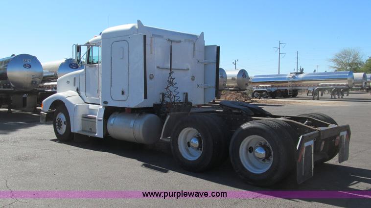 image for item G5577 1998 Peterbilt 377 semi truck