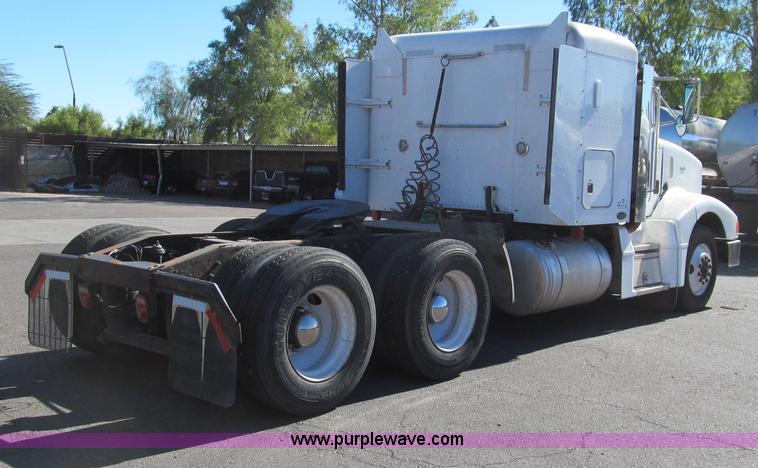 image for item G5577 1998 Peterbilt 377 semi truck