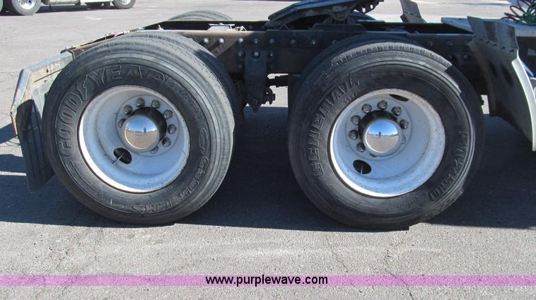 image for item G5577 1998 Peterbilt 377 semi truck