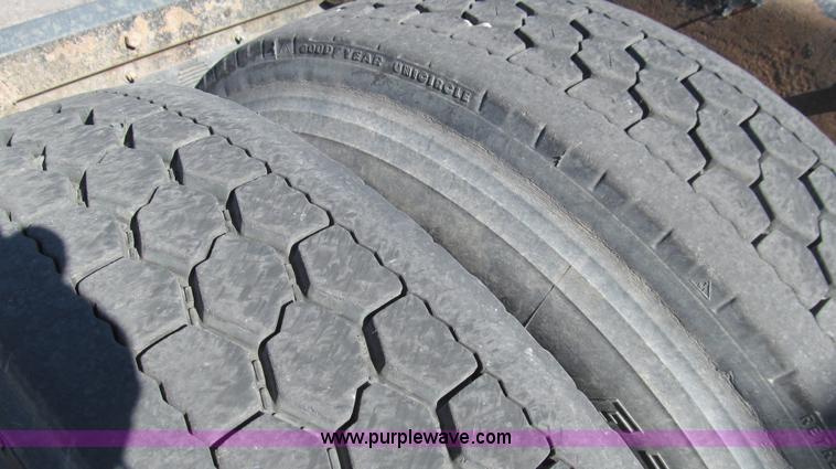 image for item G5577 1998 Peterbilt 377 semi truck