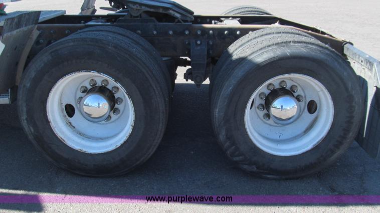 image for item G5577 1998 Peterbilt 377 semi truck