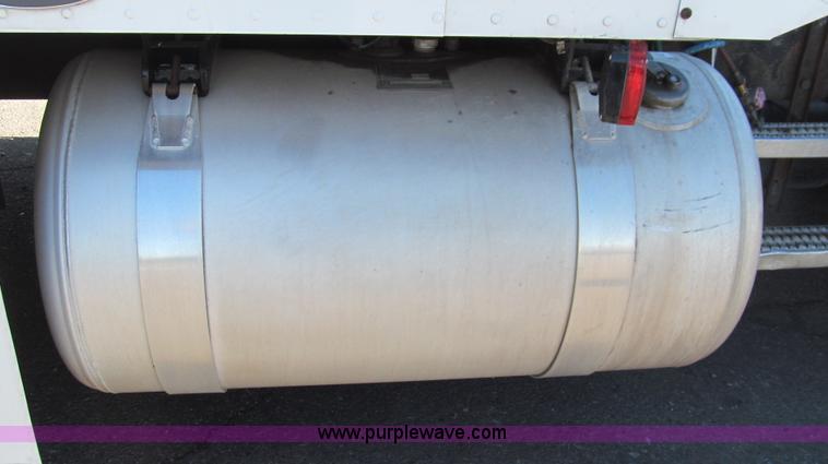 image for item G5577 1998 Peterbilt 377 semi truck