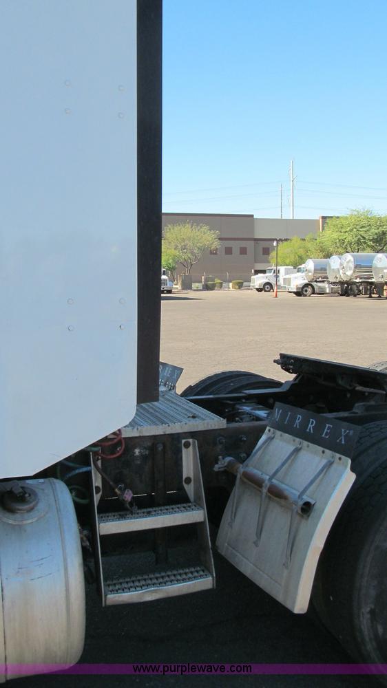 image for item G5577 1998 Peterbilt 377 semi truck