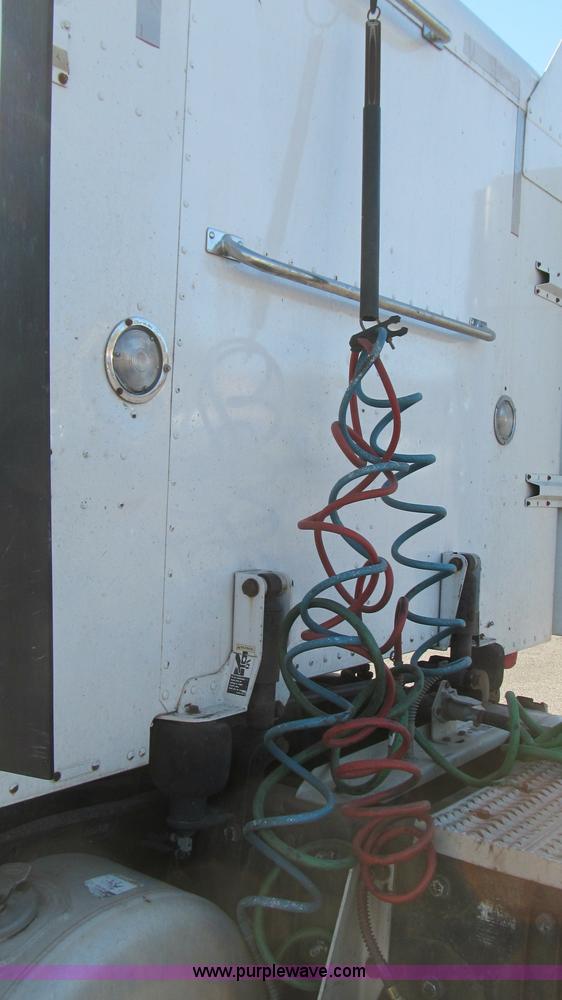 image for item G5577 1998 Peterbilt 377 semi truck